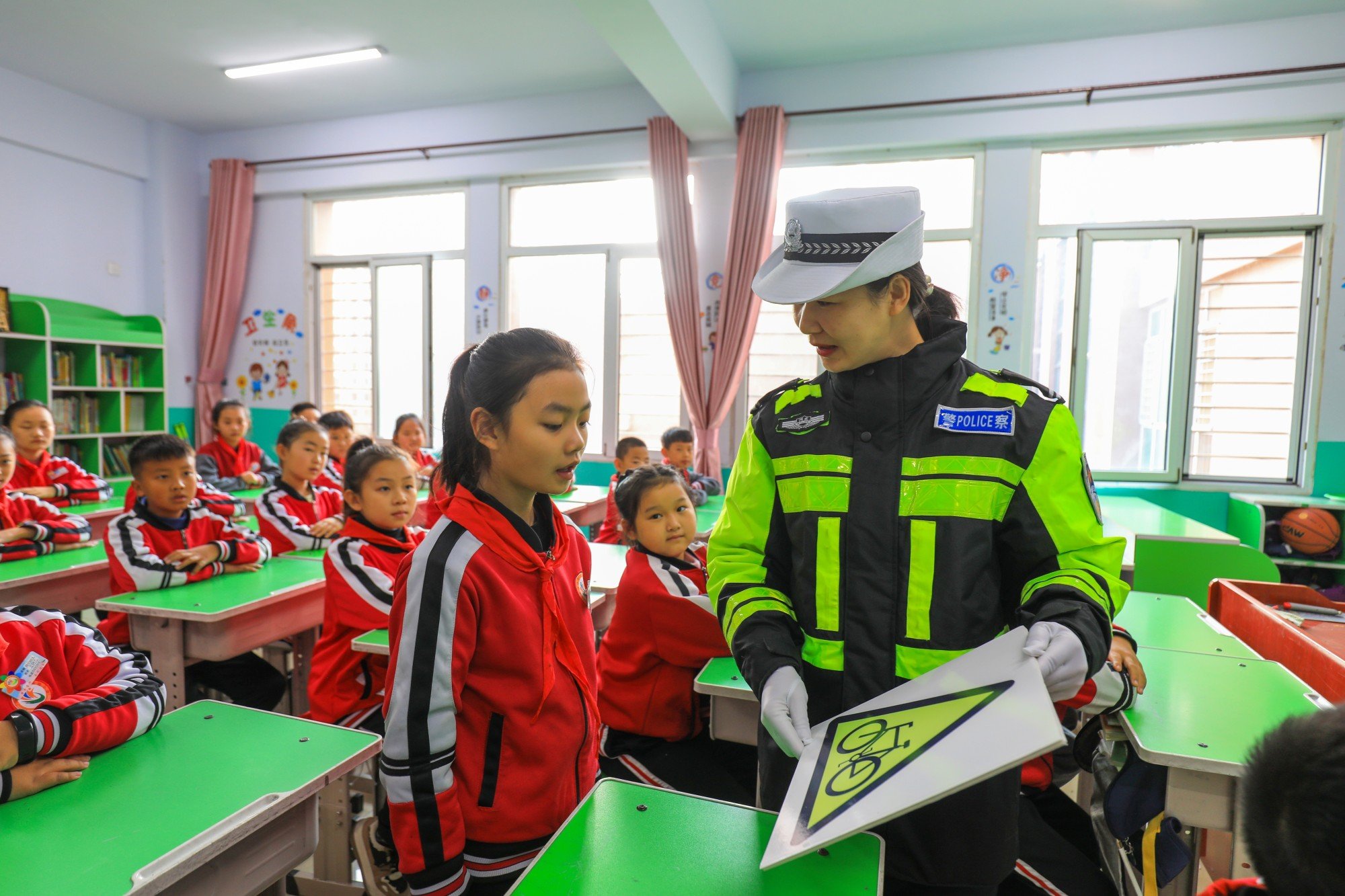 A police officer conducts a road safety lesson in a primary school classroom in China. Photo: Shutterstock