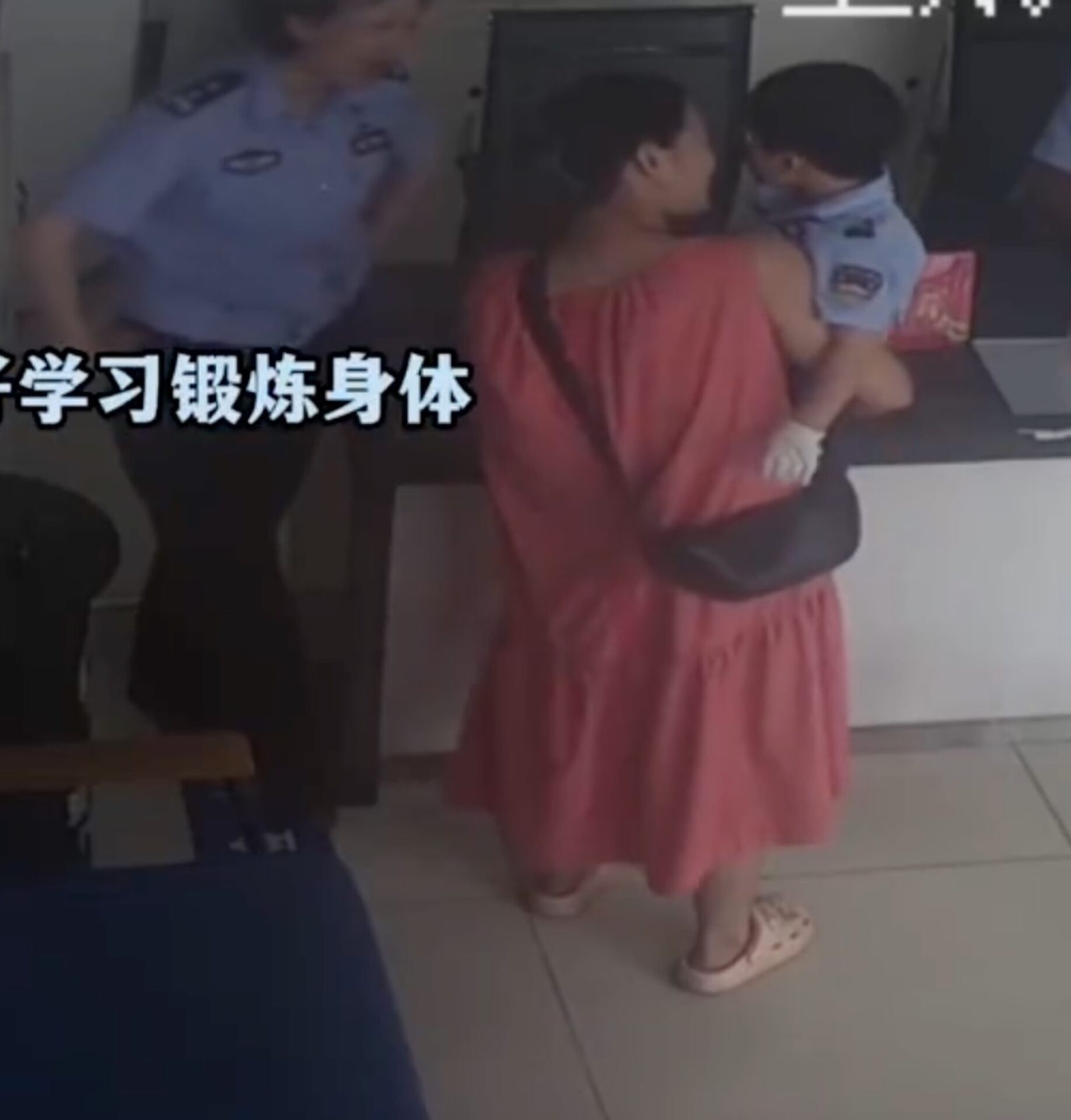 A female police officer at the station helped the mother explain a few things to her daughter and convinced her to take off the costume. Photo: Weibo