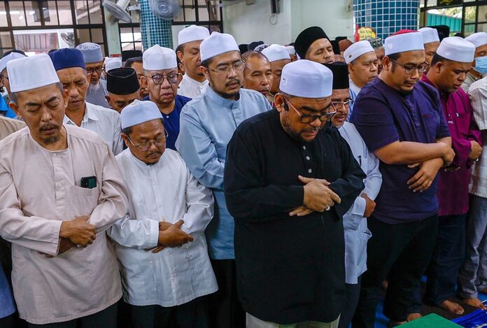 Amanah veep Mujahid leads funeral prayers for Salahuddin