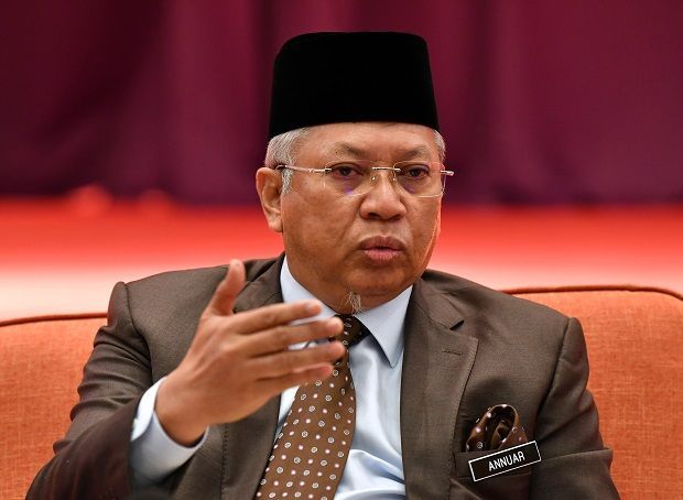 Unlikely that Anwar saved Umno from being banned, says Annuar