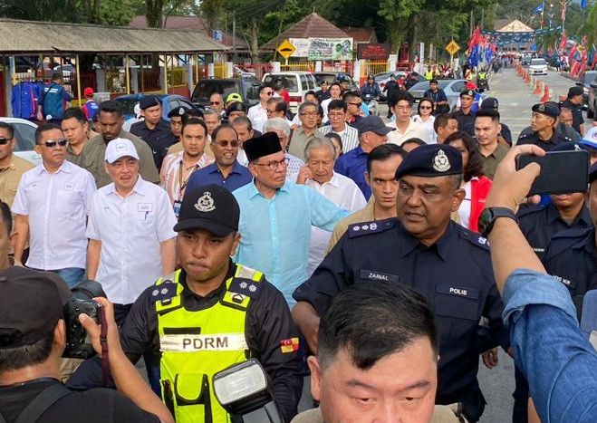 State polls: Anwar, Muhyiddin, Hajiji turn up at Gombak nomination centre