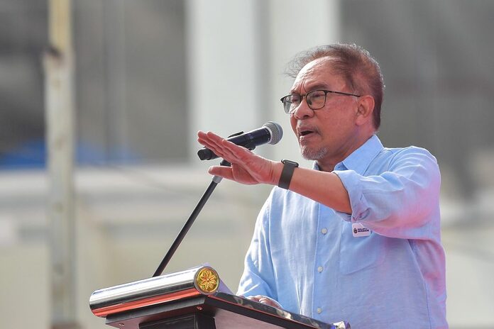 PM Anwar extends Warriors' Day greetings to armed forces, police personnel