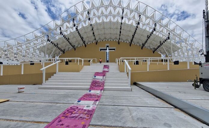 Portuguese artist rolls out banknote carpet to slam pope's visit costs