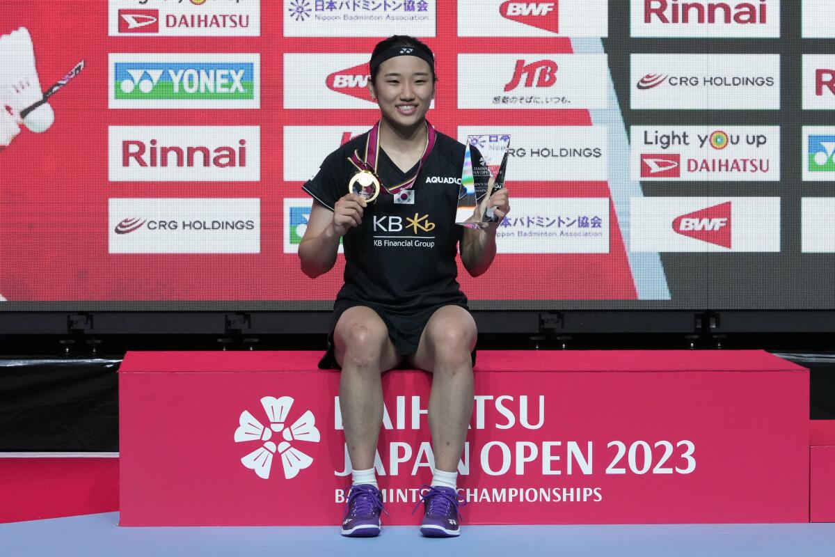 South Korea’s An Se-young poses with her medal after winning the Japan Open. 