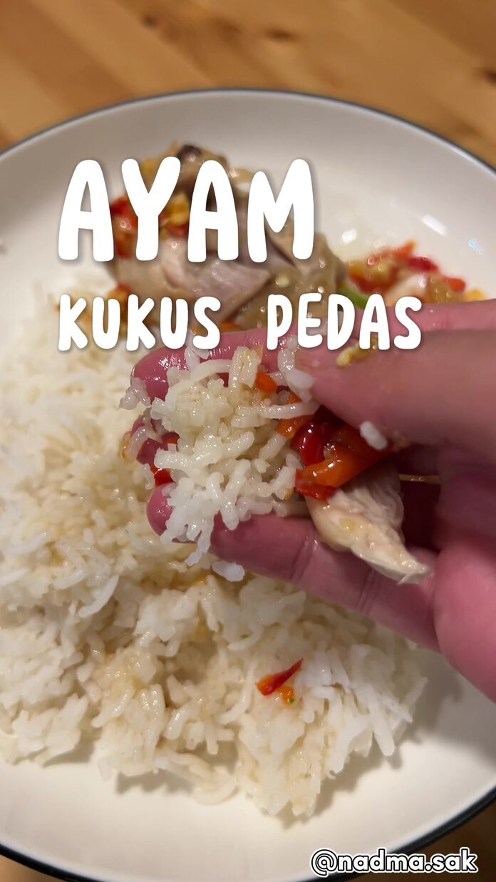  Ayam kukus paling sedap dan senang nak buat.  Ada sambal pedas as pencicah. Mem...