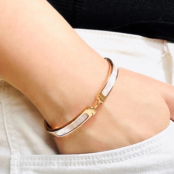 CELOVIS Caterina White Mother Pearl Overlay with Closed Hinged Bangle ( Rose Gold/ Gold/ Silver ) hanya RM99.00 di Shopee