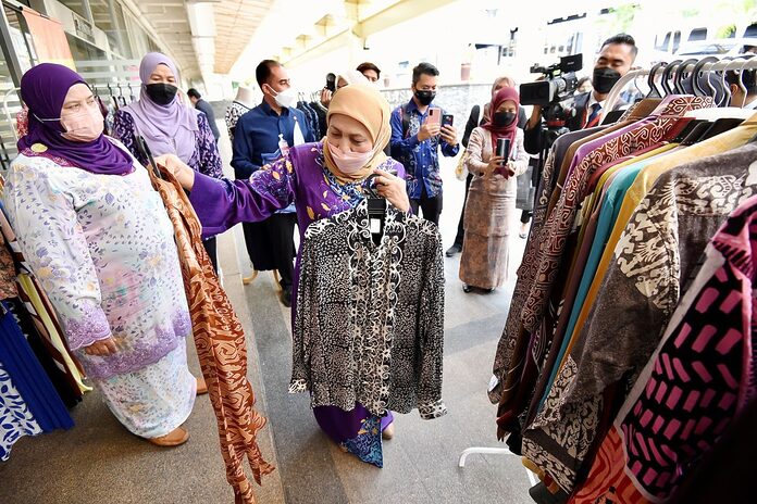 Civil servants required to wear Malaysian batik on Thursdays