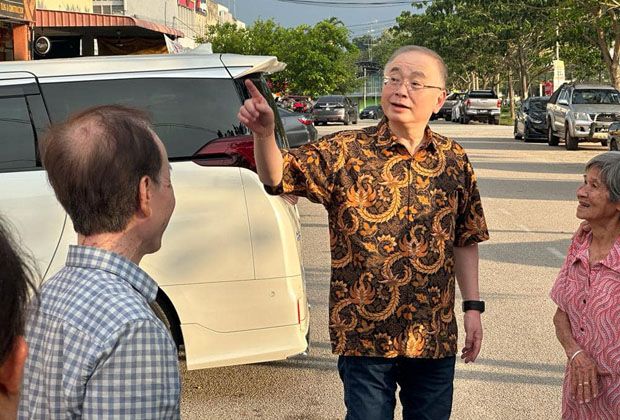 Dr Wee and Yong Peng assemblyman visit voters in constituency