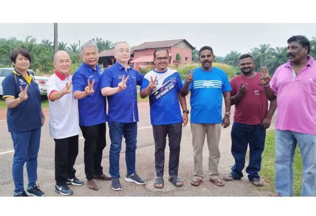 State polls: Dr Wee visits Gemencheh Barisan operations room