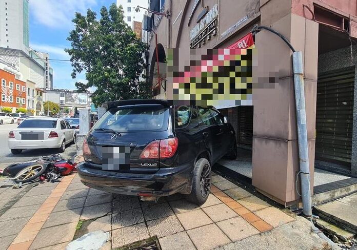 Driver without license accidentally crashes SUV into motorcyclist in Melaka