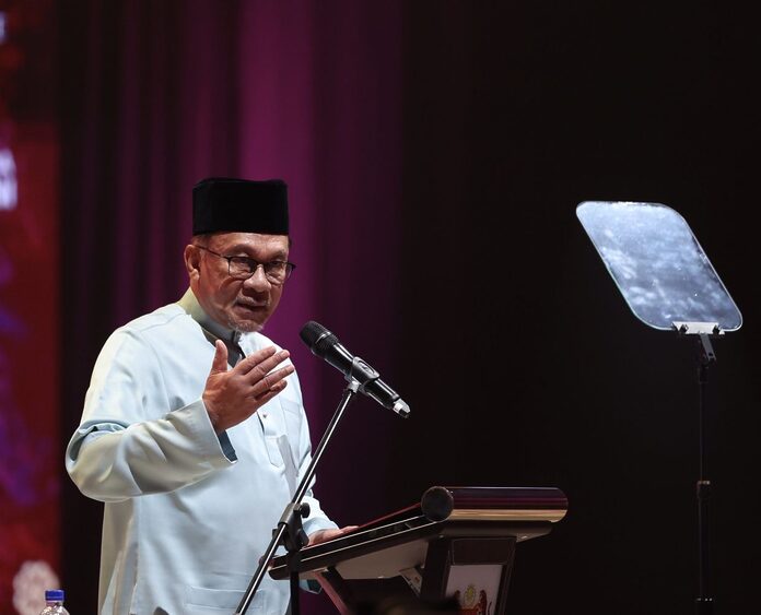 Fly the Jalur Gemilang, show loyalty, love for country, Anwar urges Malaysians