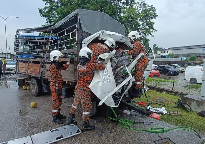 Lorry driver killed in six-vehicle pile-up near Pontian