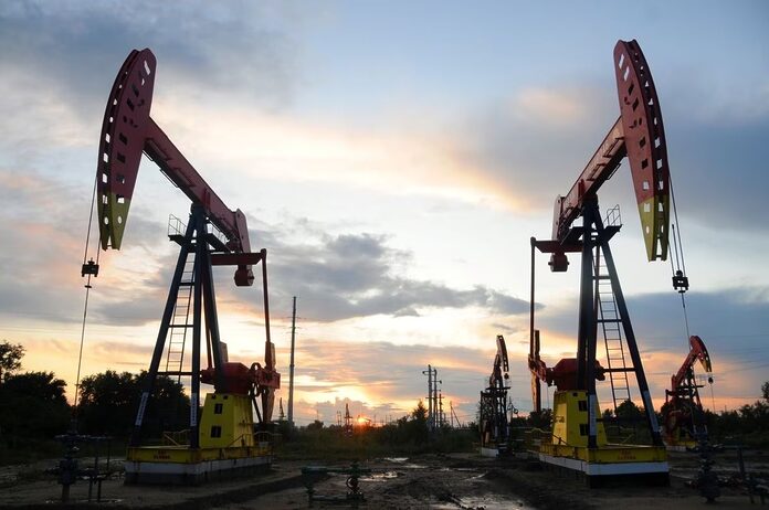 Oil rallies for fourth straight week on tightening supply