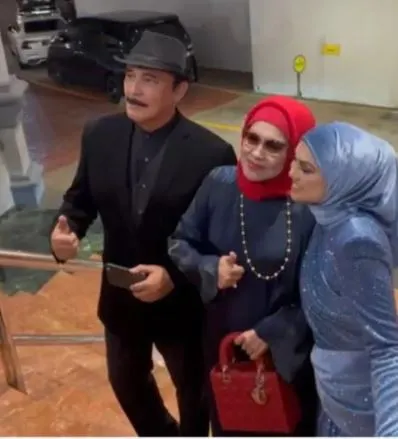 “Pak Kazar Tak Datang Dengan Menantu Ke?”- Ibu Dan Ayah Mentua Puteri Sarah Setia Hadir Teman Ke ABPBH35