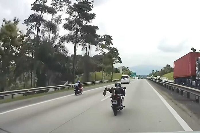 Perak cops arrest two mat rempit performing stunts on NSE