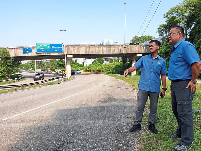 Road markings for dangerous Federal Highway exit to Subang Jaya