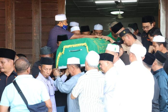 Salahuddin's remains brought to Pontian's Masjid Jamek Dato' Haji Noh Gadot ahead of burial