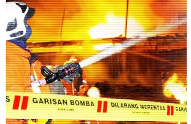 Fire razes two houses in Kampung Baru