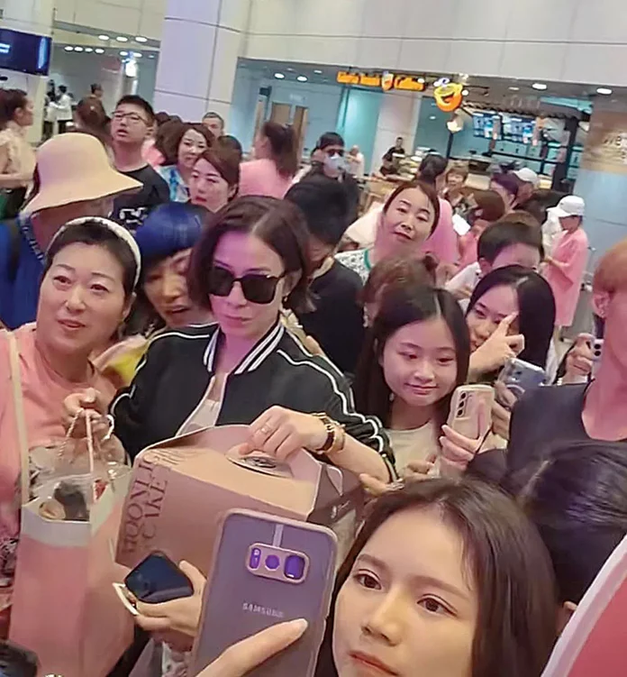 (Video) “It’s Fattening, But Yummy”: Local Fan Gifts HK Actress Charmaine Sheh Durian Cake