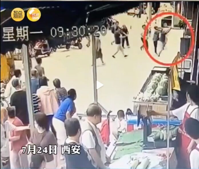 Surveillance footage captures the moment a group of passers-by rushed, in unison, to catch the falling boy. Photo: Weibo