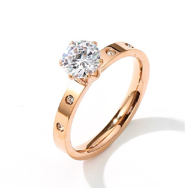 Aksesori CELOVIS Arwen White Zirconia in Round Brilliant Cut Solitaire atop Single Band Rose Gold Ring