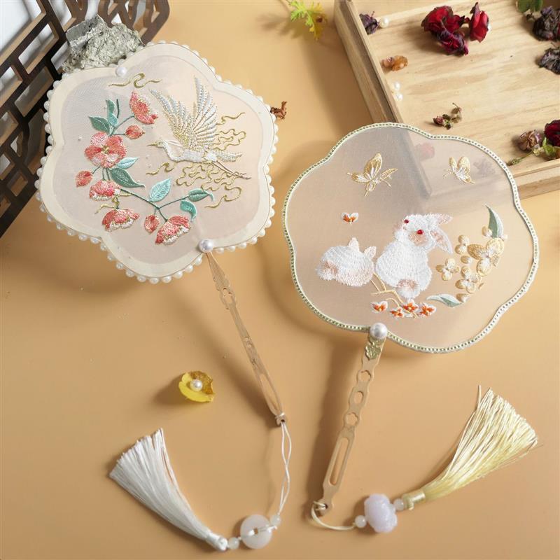 Retro Palace Silk Fan Classical Embroidery Fan Chinese Style Hand Fan Long Handle Round Fan Hanfu Dance Fan中国刺绣扇复古團扇古風扇子