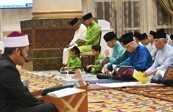 King, Queen attend Yasin recitation ceremony in conjunction with King's 64th birthday